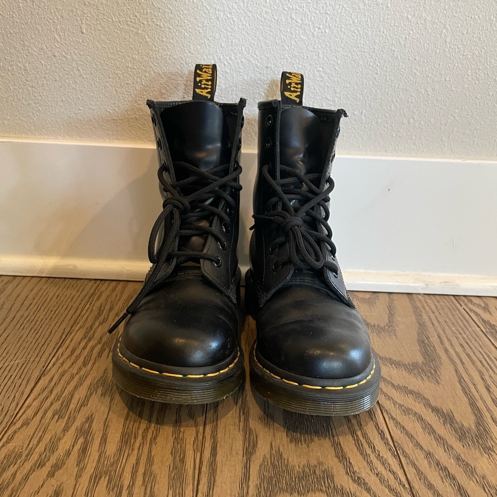 Dr. Martens 1460 boots in Black, size 6.